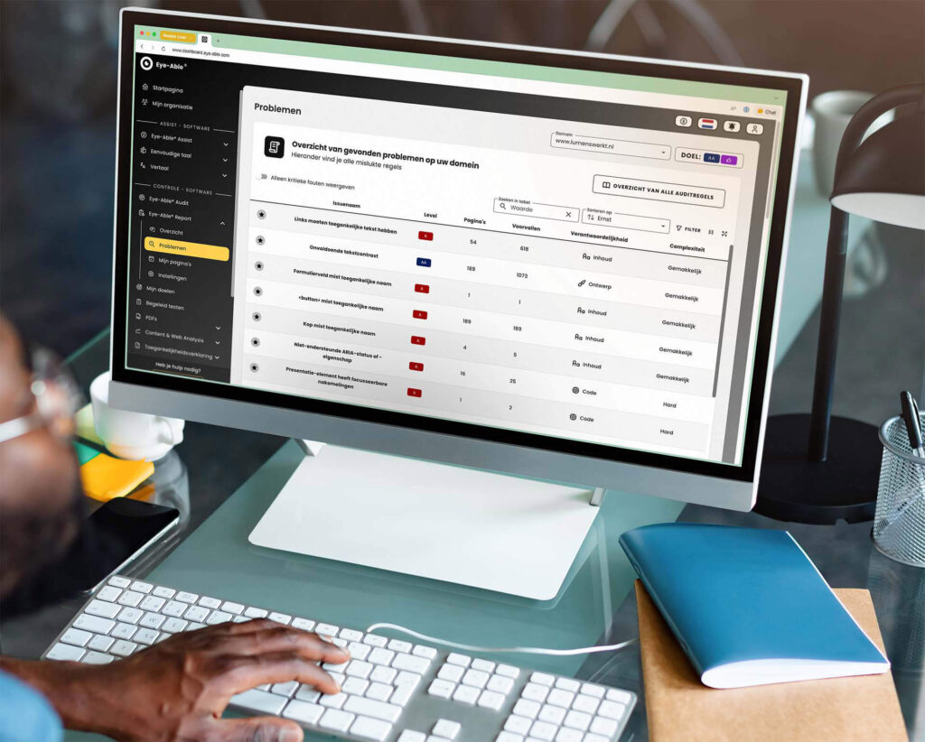 Beeldscherm met daarop de toegankelijkheidssoftware Eye Able. De software toont toegankelijkheidsgebreken van een website.
