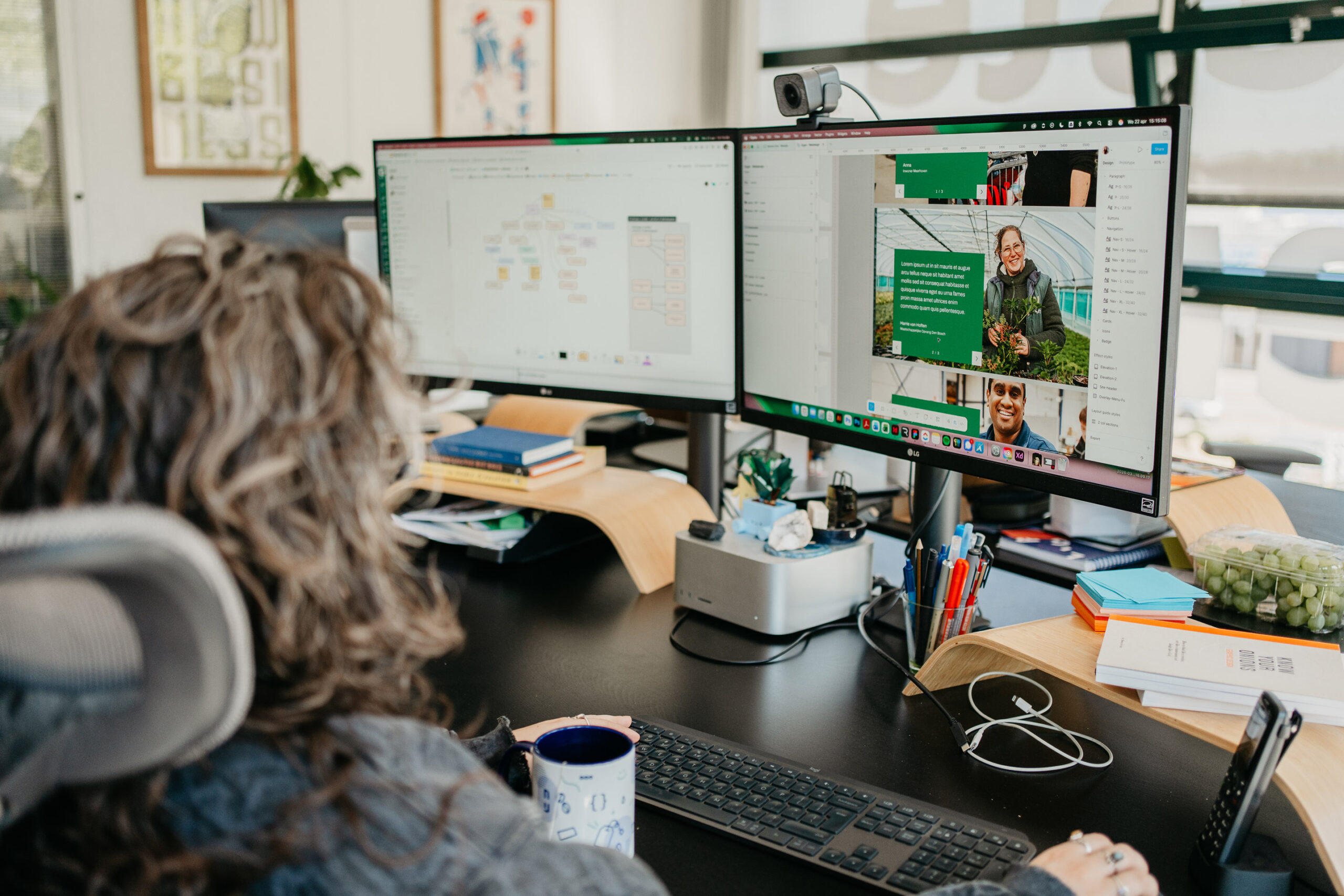 Groeizaam: Een medewerker van Noeste IJver is een website aan het ontwerpen op het beeldscherm.